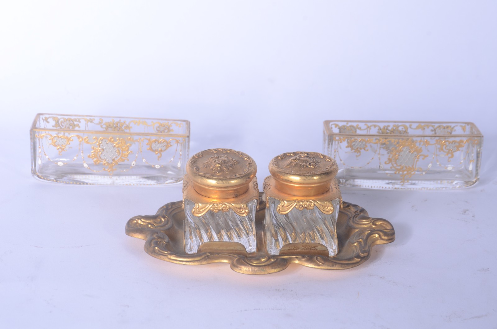 Tres peças diversas, sendo: Tinteiro com base de metal dourado e dois... - foto 1 de 4