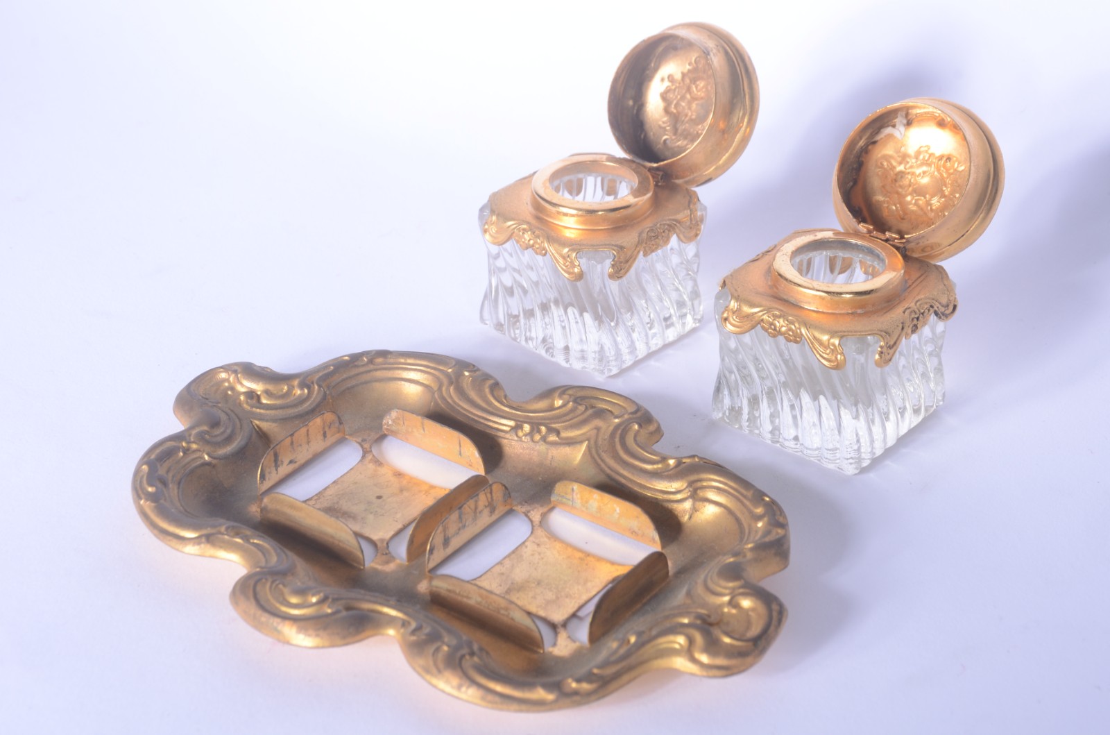 Tres peças diversas, sendo: Tinteiro com base de metal dourado e dois... - foto 3 de 4