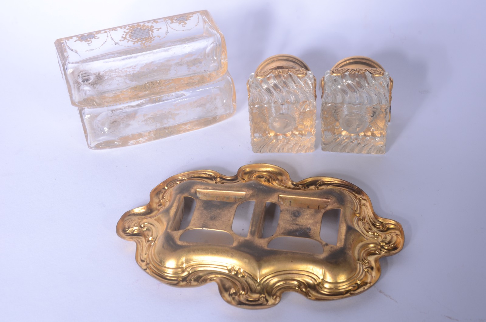 Tres peças diversas, sendo: Tinteiro com base de metal dourado e dois... - foto 4 de 4