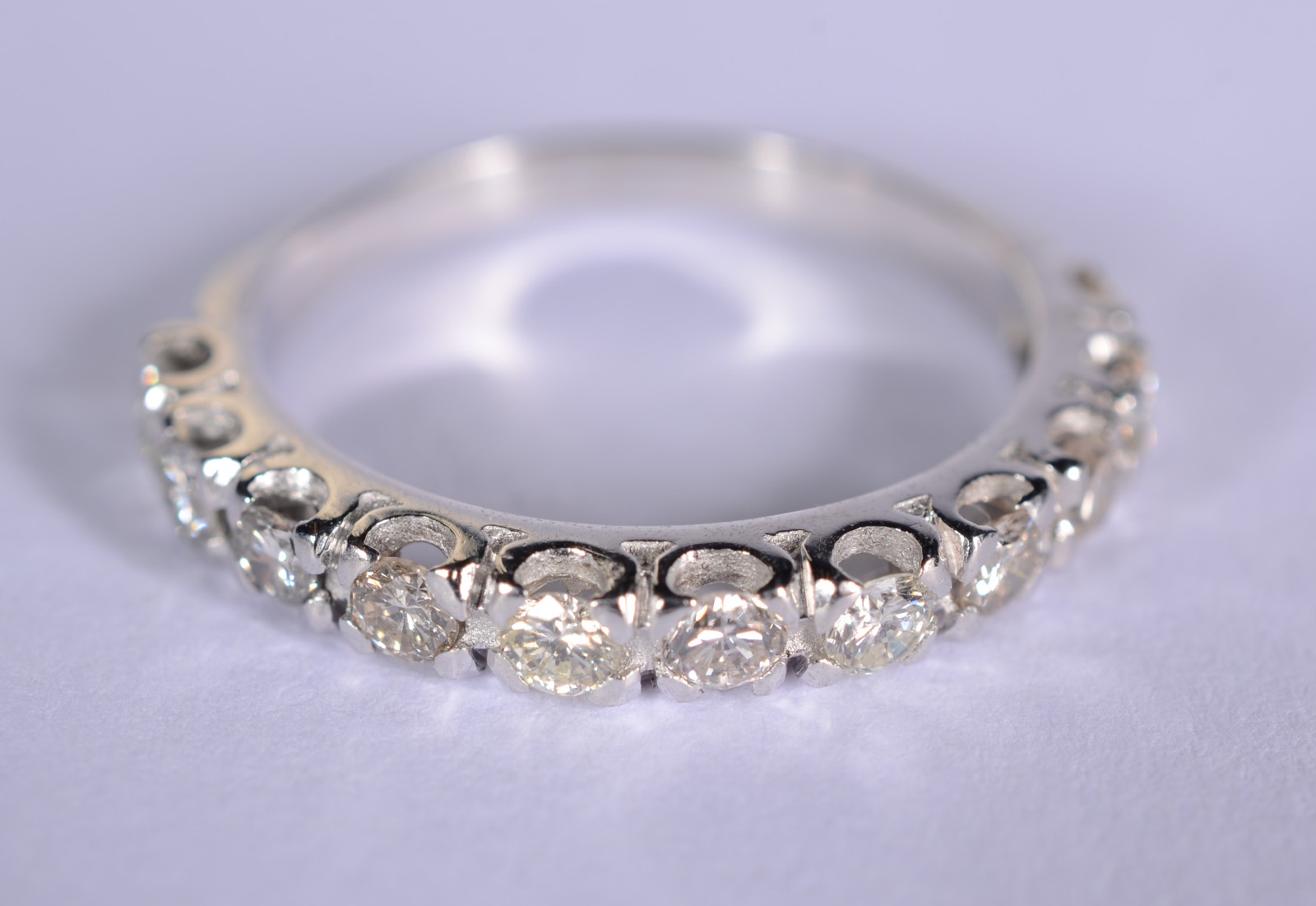 Meia aliança de ouro branco com 10 brilhantes de 0,06 ct cada, total... - foto 1 de 6