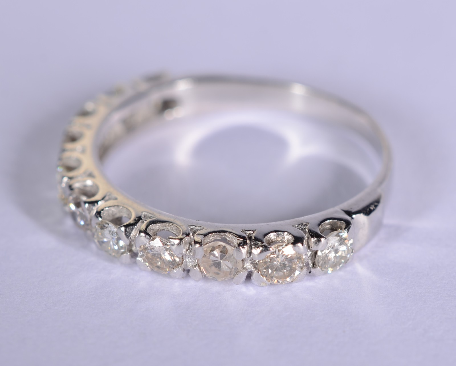 Meia aliança de ouro branco com 10 brilhantes de 0,06 ct cada, total... - foto 2 de 6