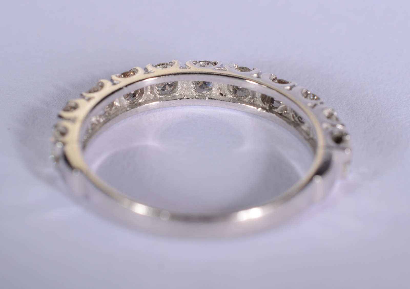 Meia aliança de ouro branco com 10 brilhantes de 0,06 ct cada, total... - foto 3 de 6