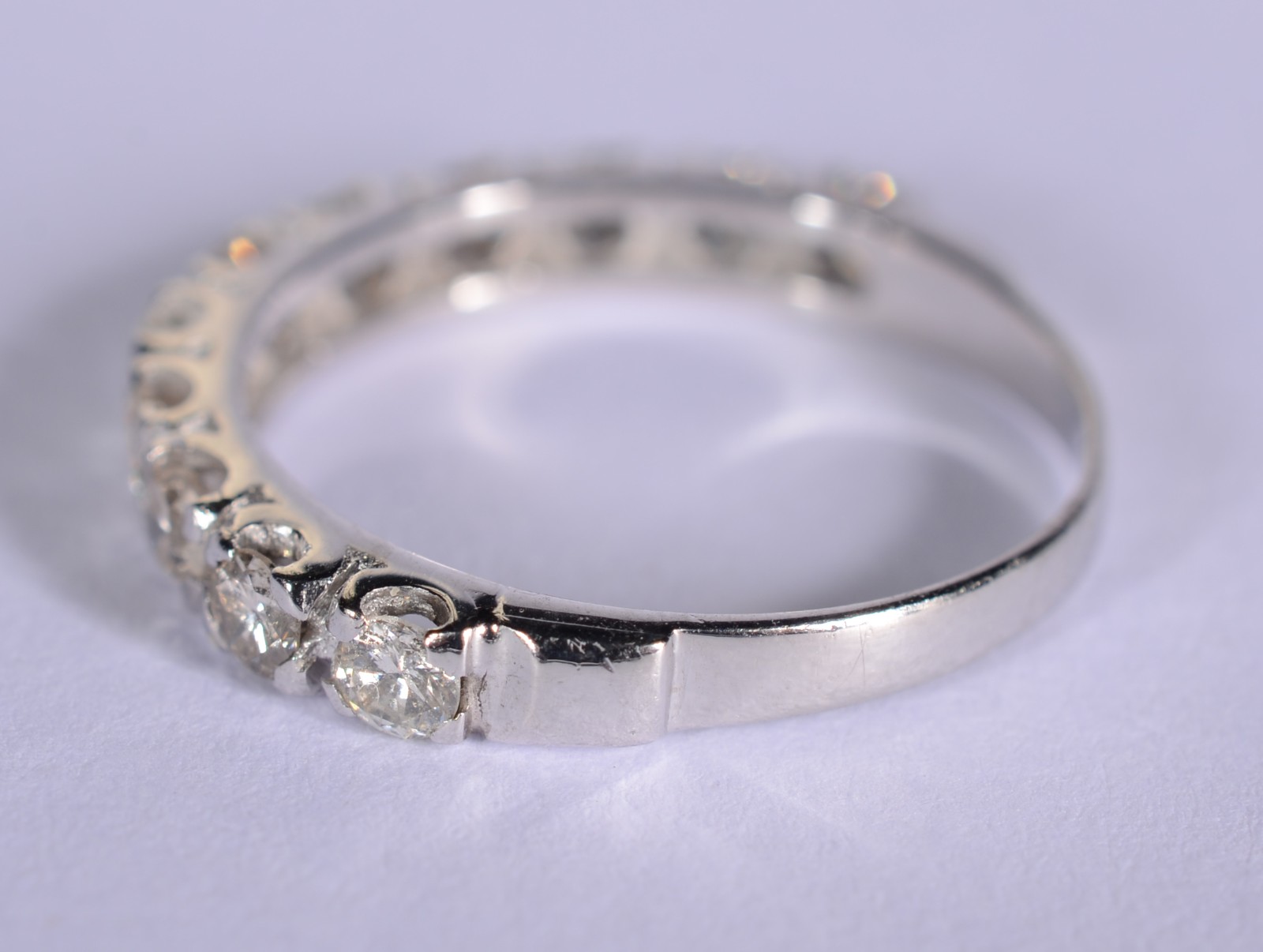 Meia aliança de ouro branco com 10 brilhantes de 0,06 ct cada, total... - foto 4 de 6