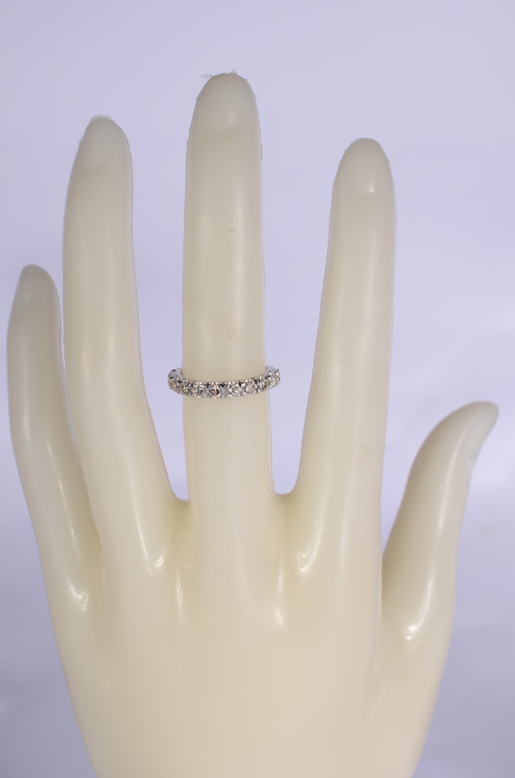 Meia aliança de ouro branco com 10 brilhantes de 0,06 ct cada, total... - foto 5 de 6