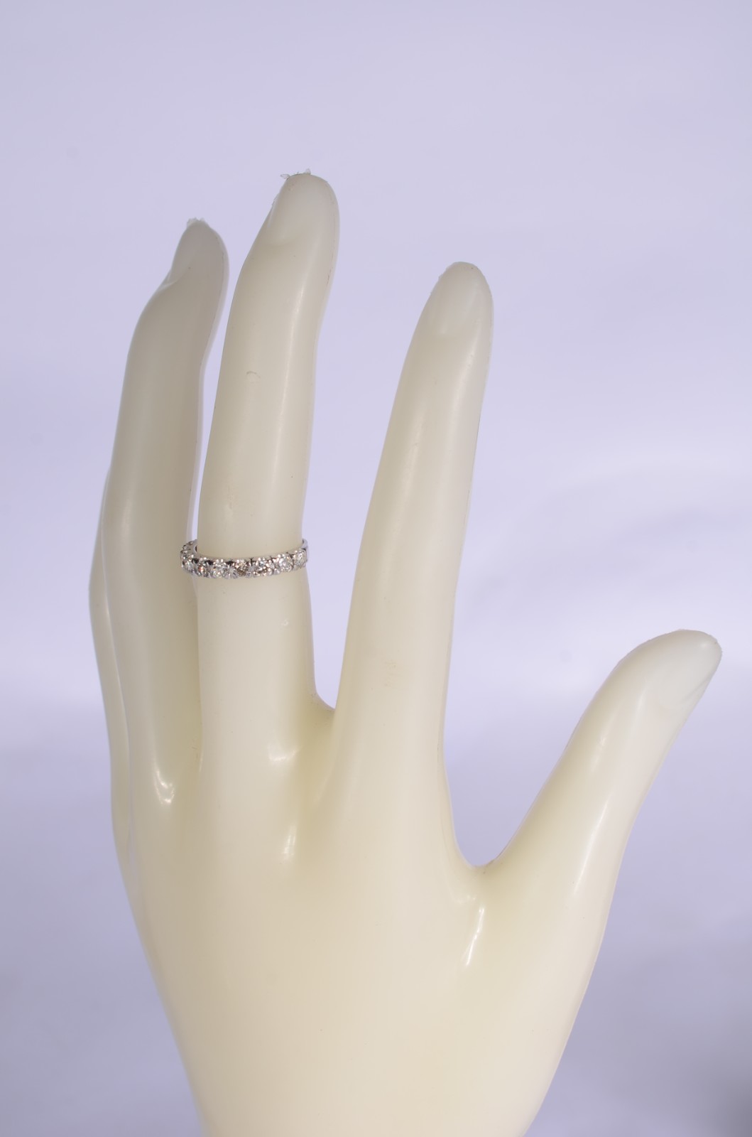 Meia aliança de ouro branco com 10 brilhantes de 0,06 ct cada, total... - foto 6 de 6
