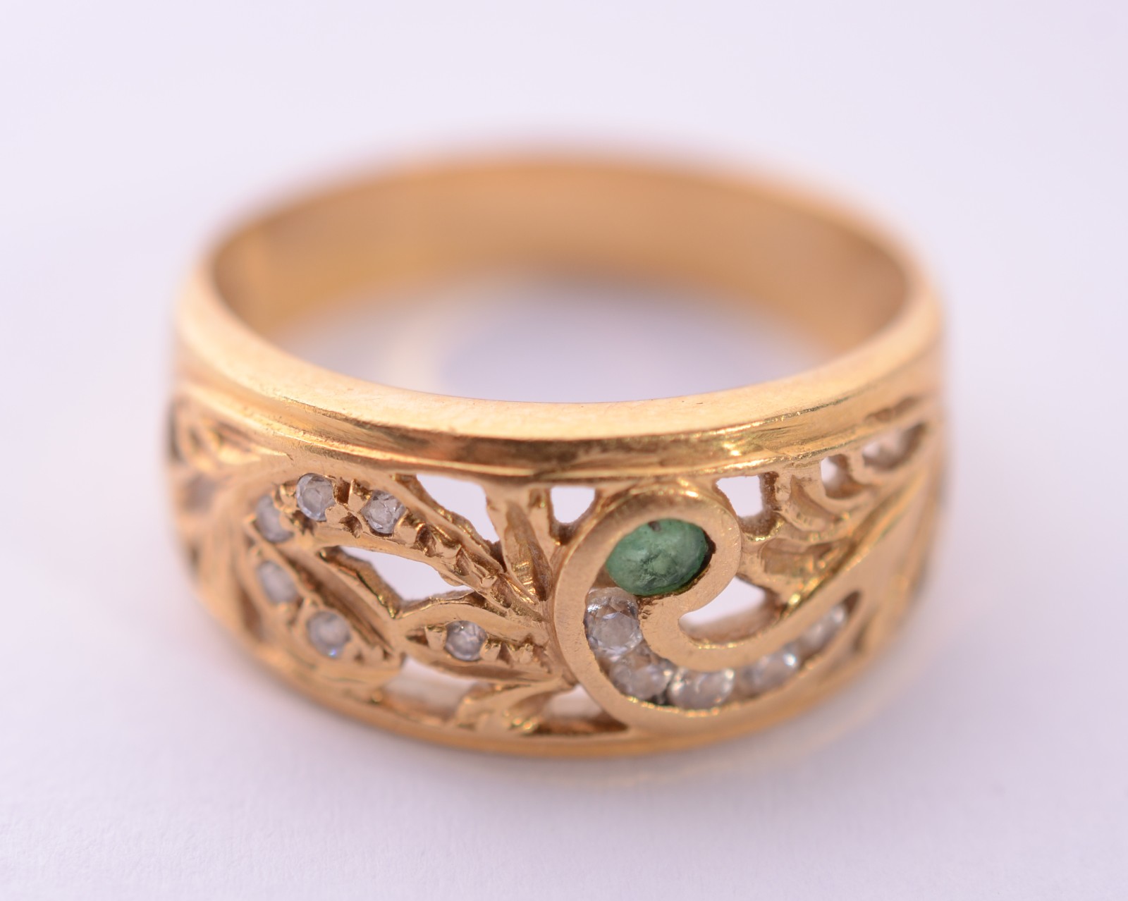 Anel de ouro 18 k., com brilhantes, aro 21. (Por motivos de segurança... - foto 1 de 6