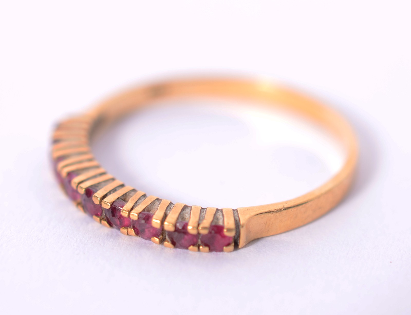 Meia aliança de ouro 18 k., com aproximadamente 9 rubis, aro 19. (Por... - foto 2 de 7