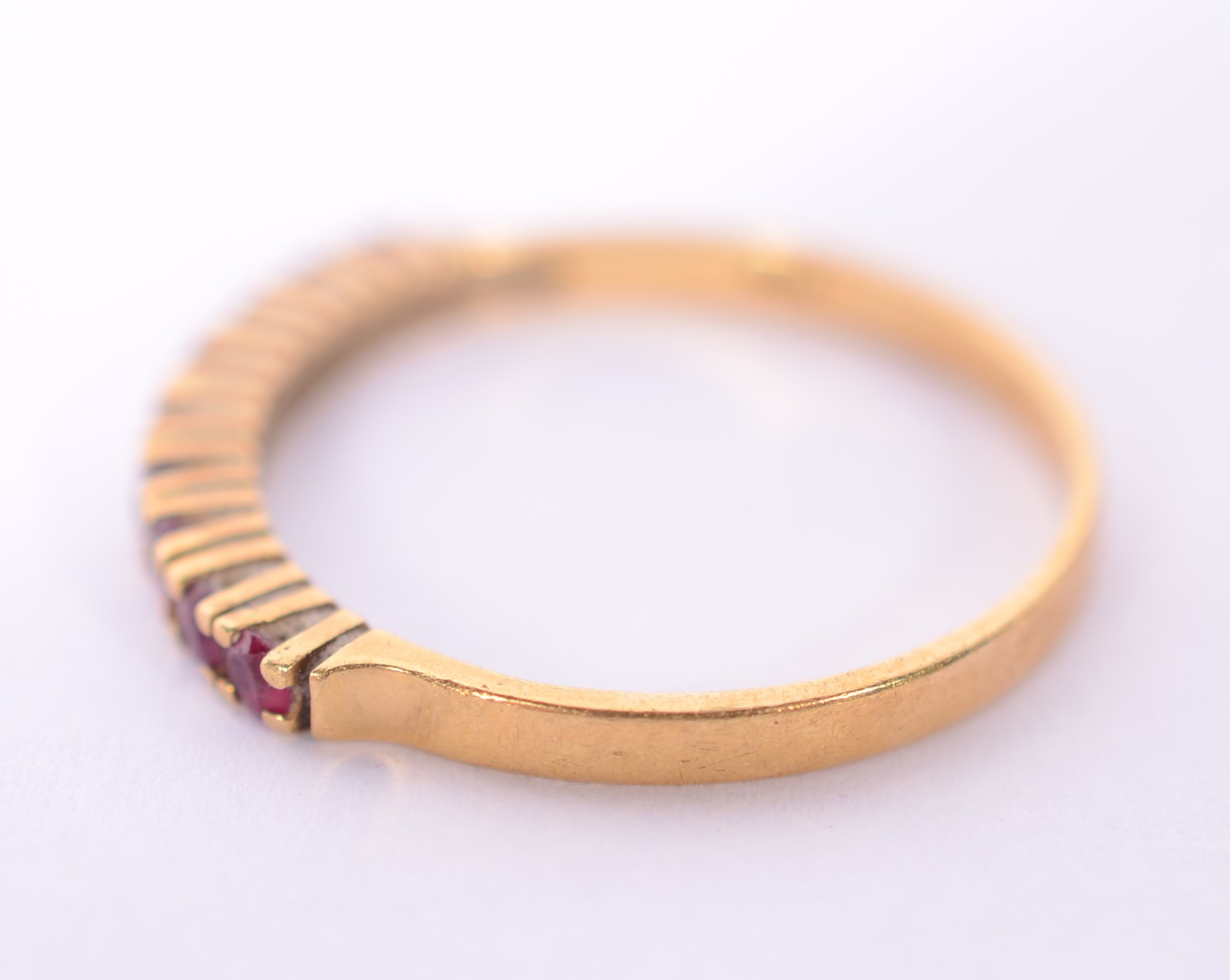 Meia aliança de ouro 18 k., com aproximadamente 9 rubis, aro 19. (Por... - foto 3 de 7