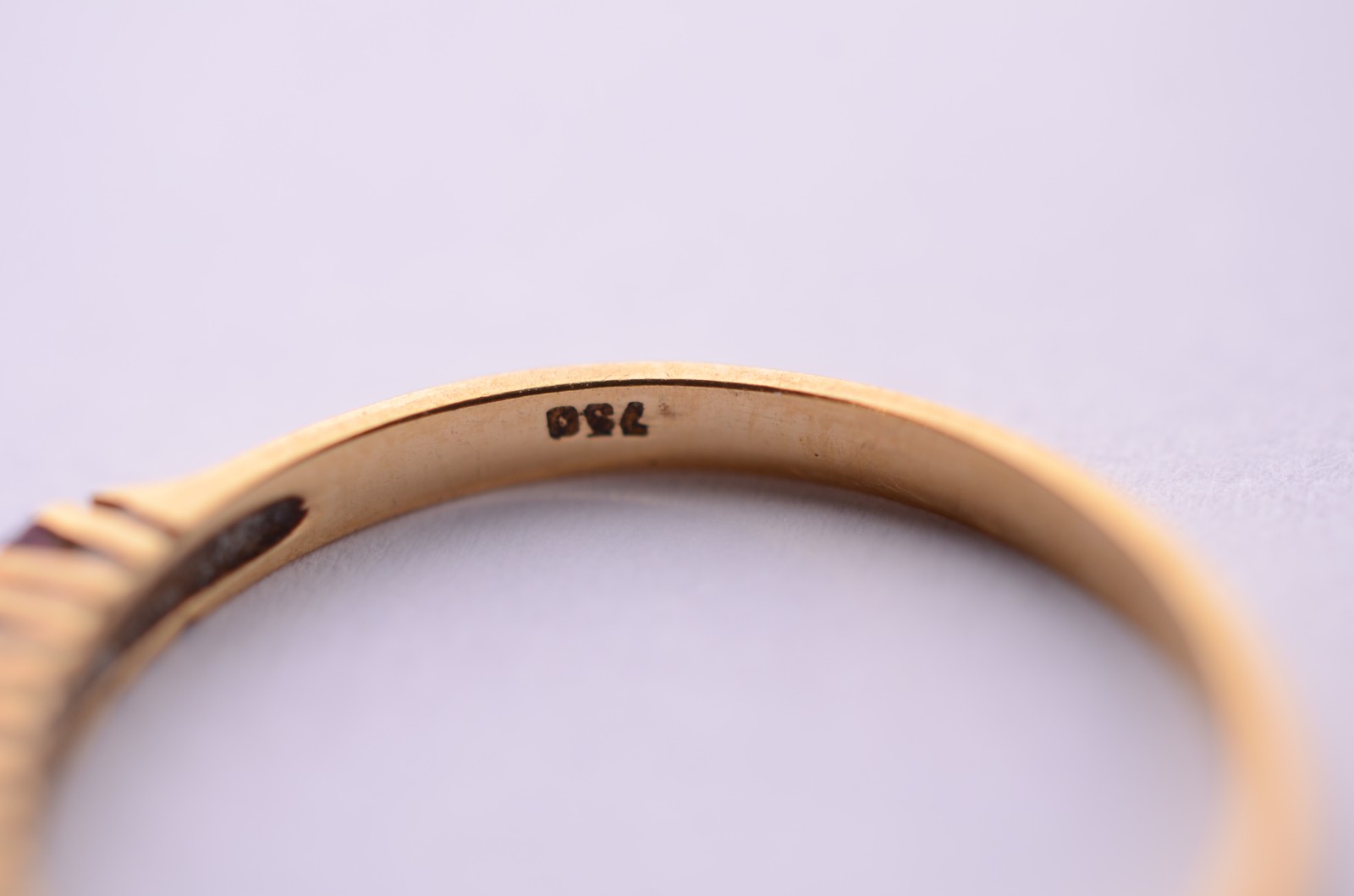 Meia aliança de ouro 18 k., com aproximadamente 9 rubis, aro 19. (Por... - foto 7 de 7