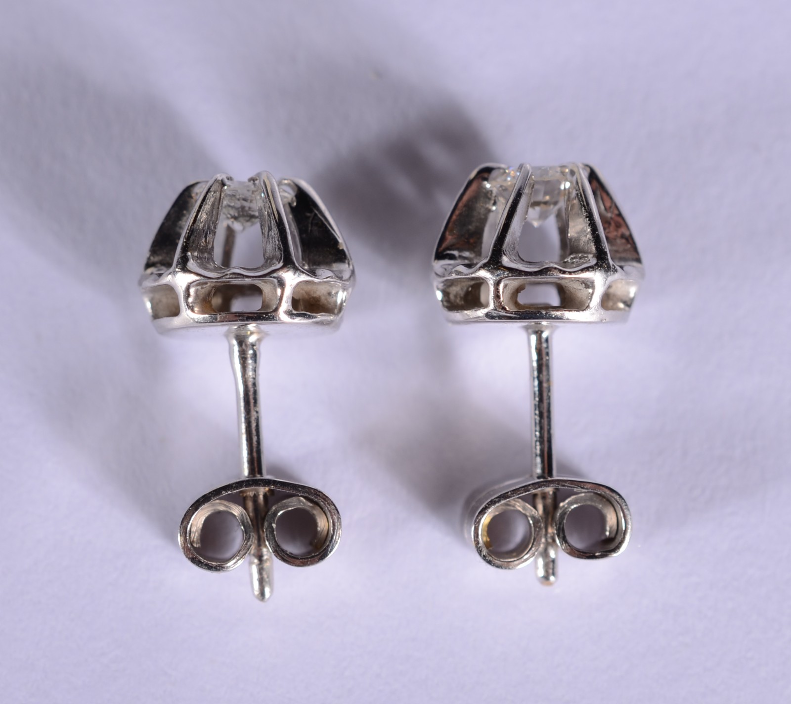 Par de brincos de ouro branco com dois brilhantes de 0,20 ct cada... - foto 2 de 5