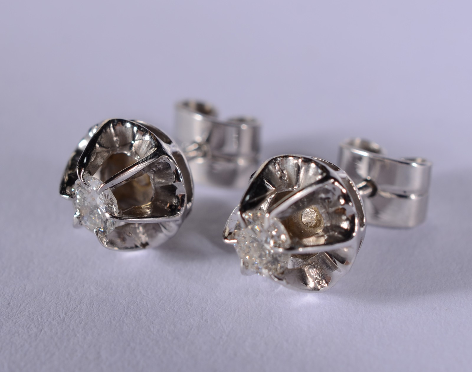 Par de brincos de ouro branco com dois brilhantes de 0,20 ct cada... - foto 3 de 5