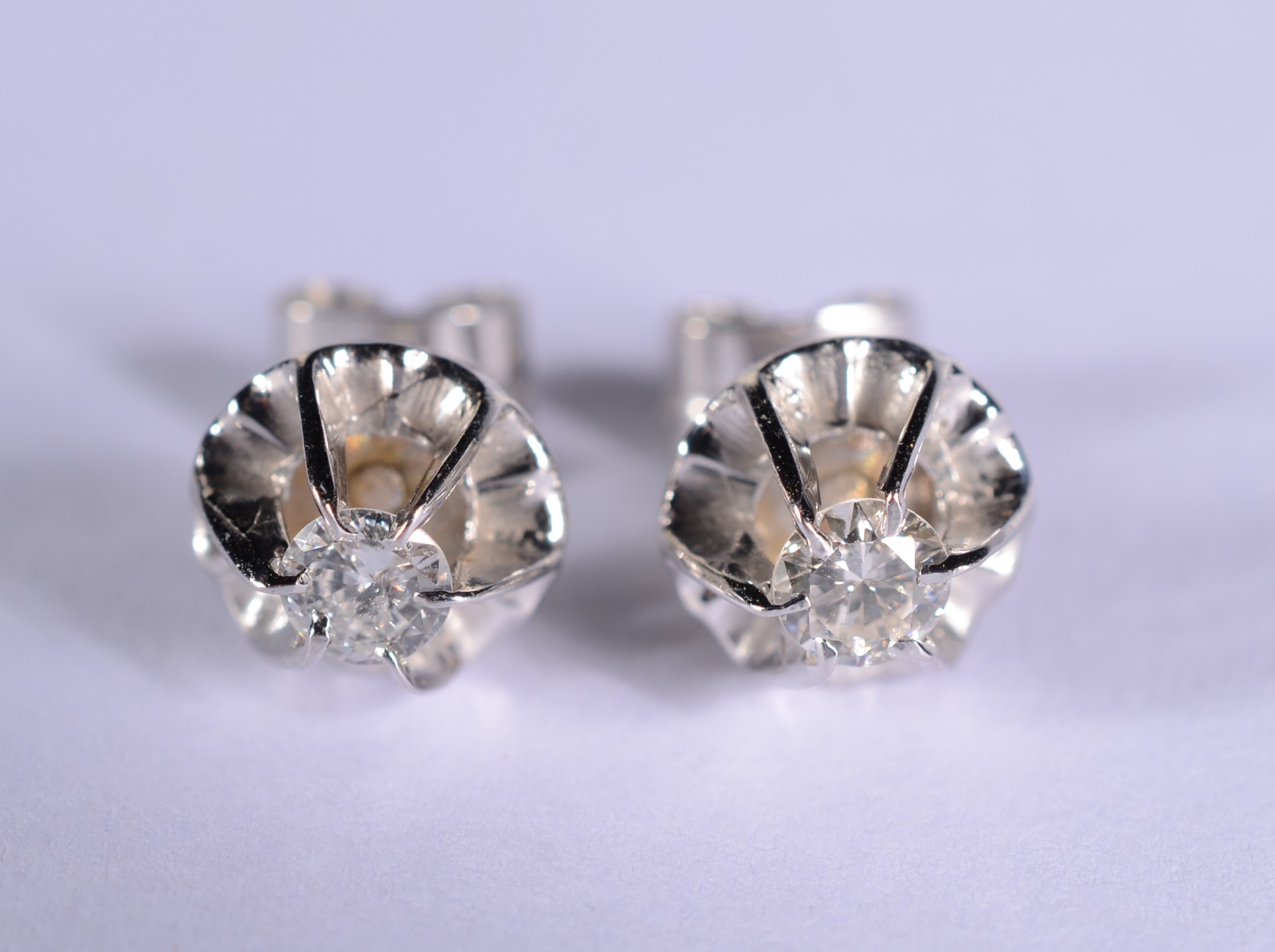 Par de brincos de ouro branco com dois brilhantes de 0,20 ct cada... - foto 1 de 5