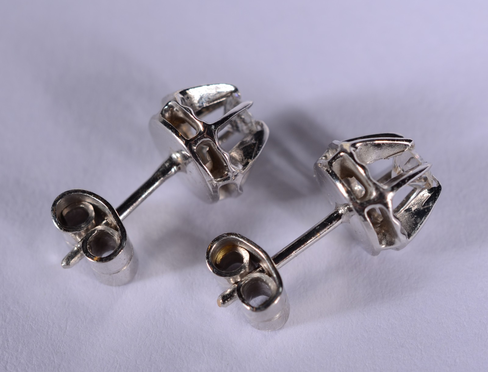 Par de brincos de ouro branco com dois brilhantes de 0,20 ct cada... - foto 4 de 5