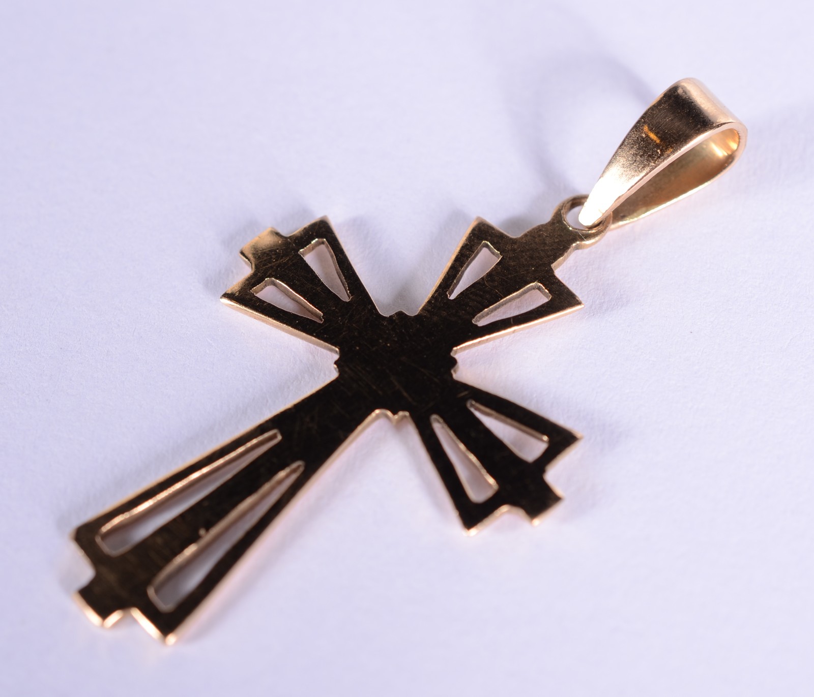 Crucifixo de ouro 18 k., contraste 750 mls com vazado. (Por motivos... - foto 2 de 3