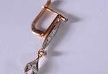 Par de brincos de ouro 18 k., e ouro branco com... - Par de brincos de ouro 18 k., e ouro branco com dois brilhantes de 0,20 ct cada, total 0,40 ct. (Por motivos de segurança a peça não se encontra...