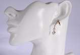 Par de brincos de ouro 18 k., e ouro branco com... - Par de brincos de ouro 18 k., e ouro branco com dois brilhantes de 0,20 ct cada, total 0,40 ct. (Por motivos de segurança a peça não se encontra...