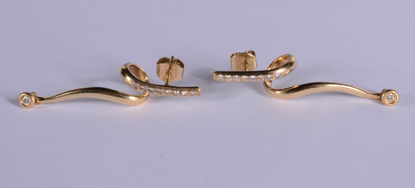 Par de brincos de ouro 18 k., cravejado com 16 brilhantes. (Por... - foto 1 de 6