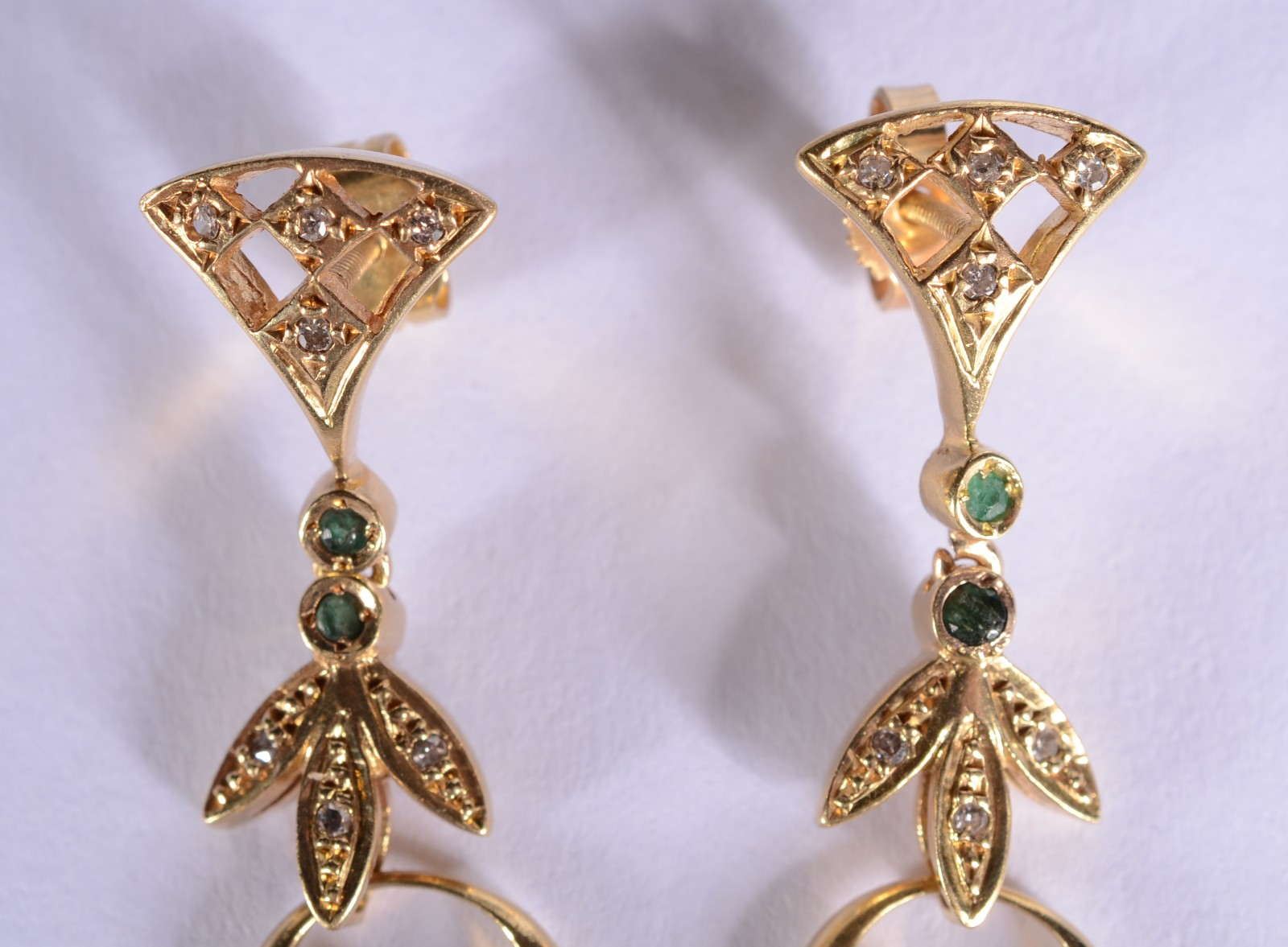 Par de brincos na forma de lira de ouro 18 k.(Por motivos de... - foto 4 de 7