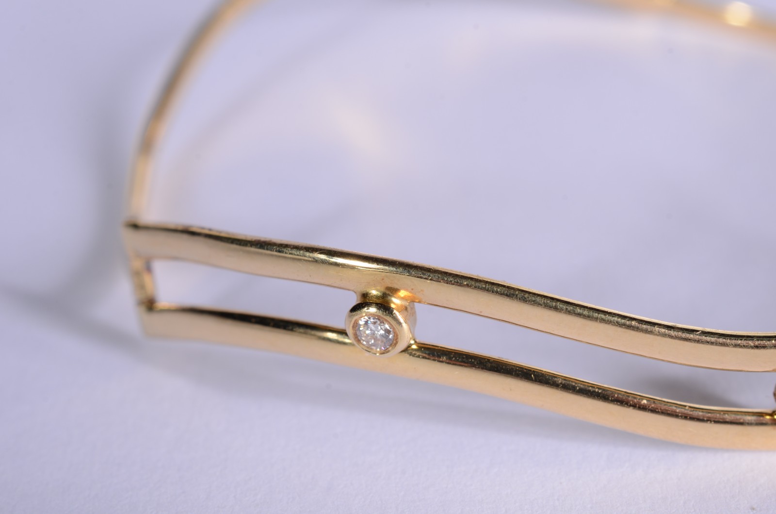 Pulseira de ouro 18 k., contraste 750 mls cravejado com dois... - foto 2 de 6