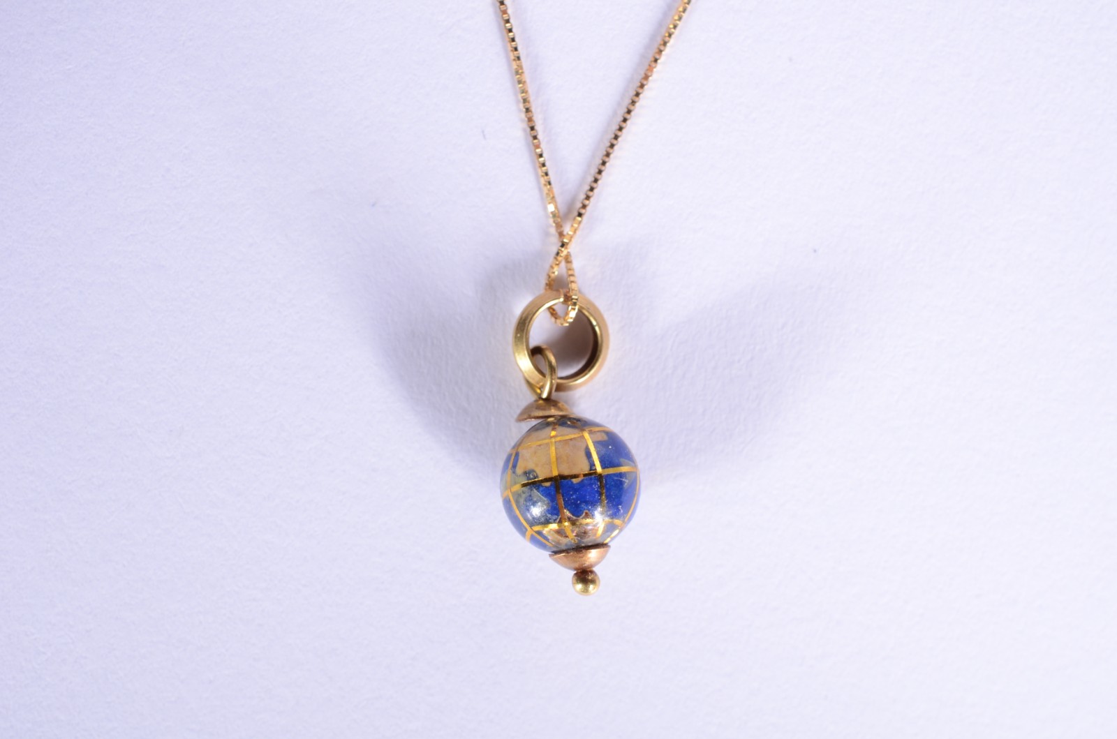 Colar de ouro 18 k., pendente na forma de globo. (Por motivos de... - foto 2 de 6
