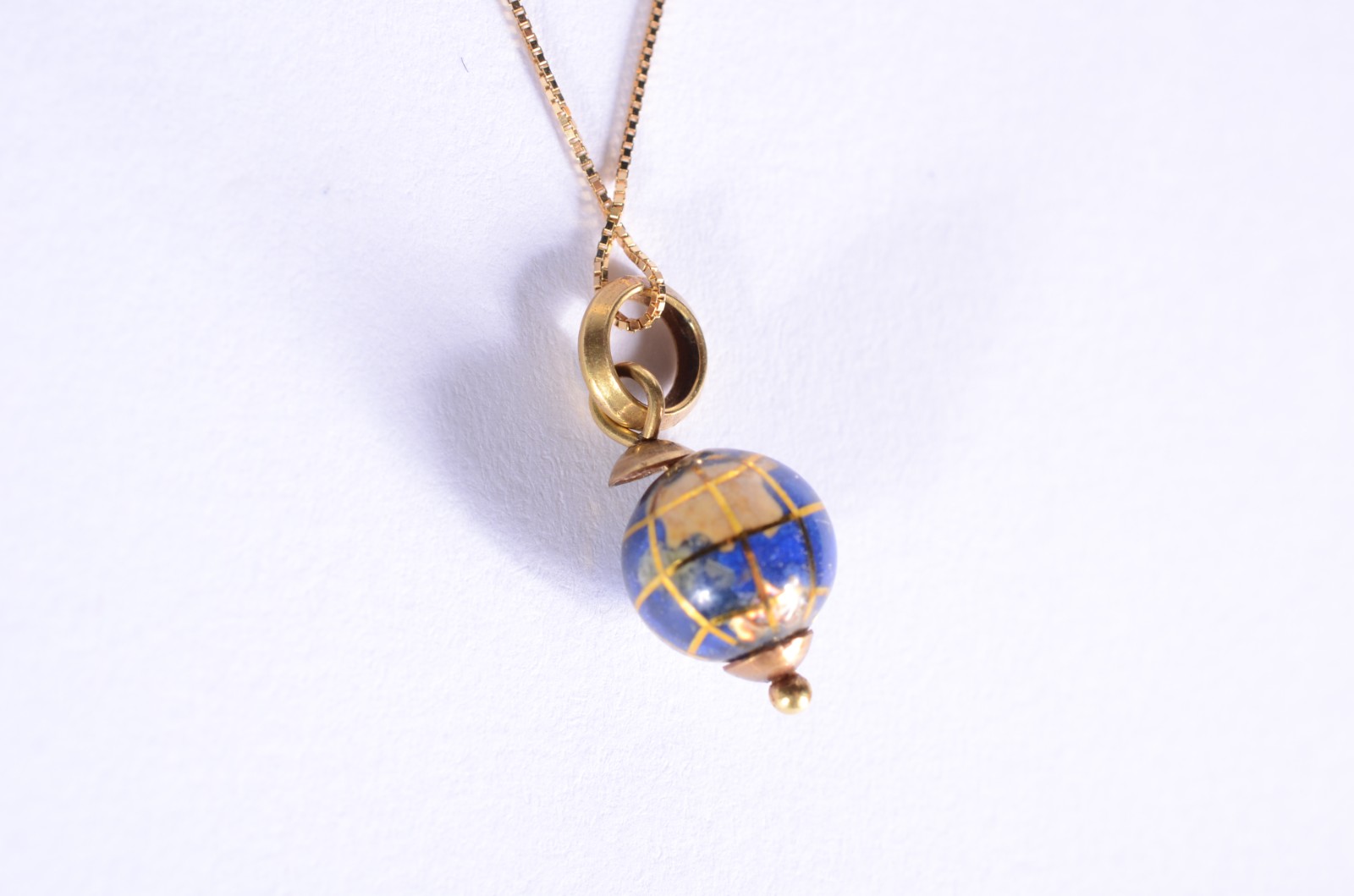 Colar de ouro 18 k., pendente na forma de globo. (Por motivos de... - foto 3 de 6