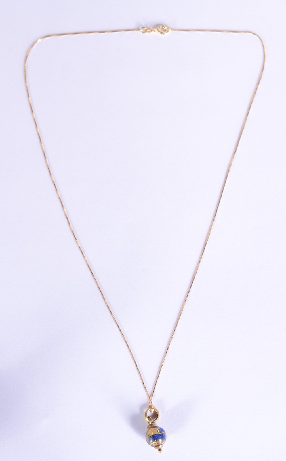 Colar de ouro 18 k., pendente na forma de globo. (Por motivos de... - foto 1 de 6