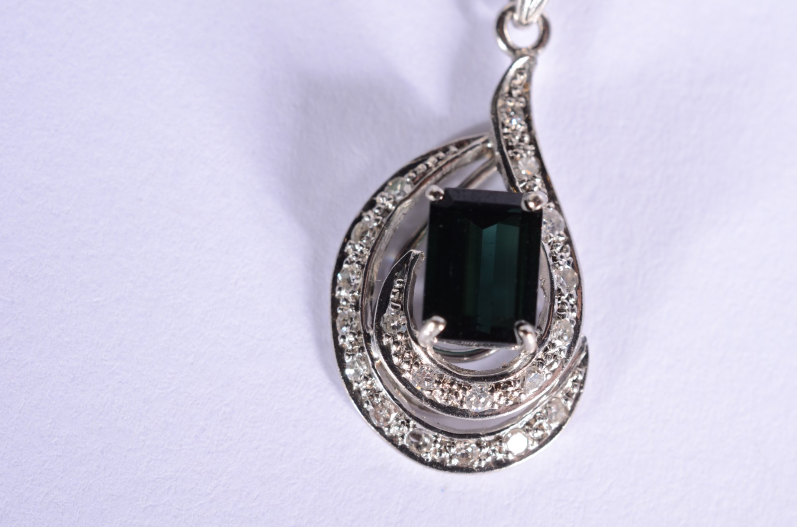 Colar de ouro branco e pendente com pedras verdes e brilhantes. (Por... - foto 3 de 7