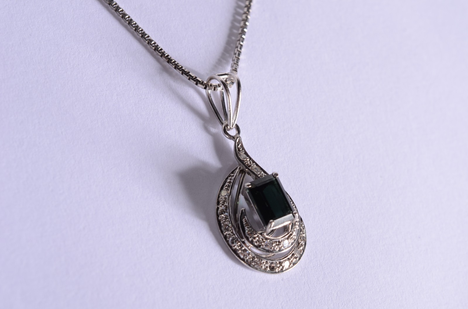 Colar de ouro branco e pendente com pedras verdes e brilhantes. (Por... - foto 6 de 7