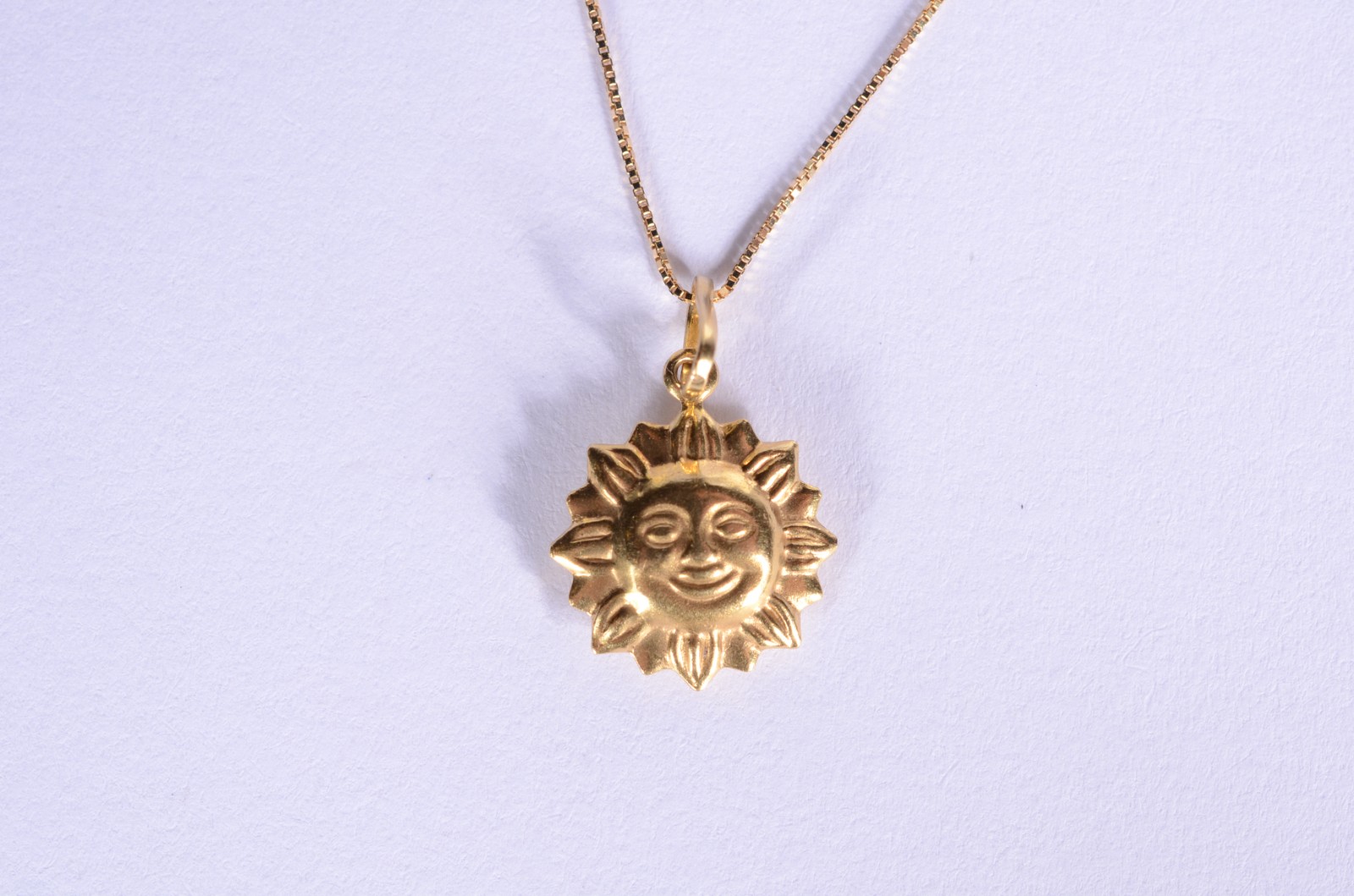 Colar de ouro 18 k., contraste 750 mls com pendente. (Por motivos de... - foto 1 de 6