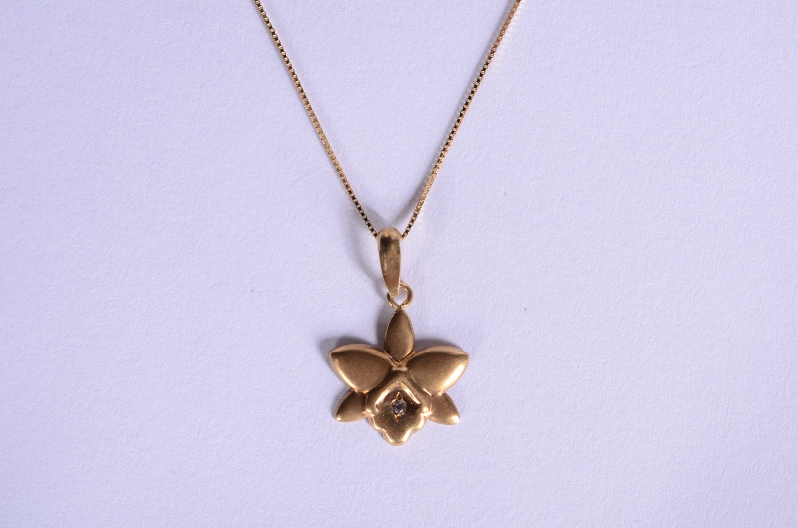 Colar de ouro 18 k., com pendente feitio flor. (Por motivos de... - foto 1 de 9