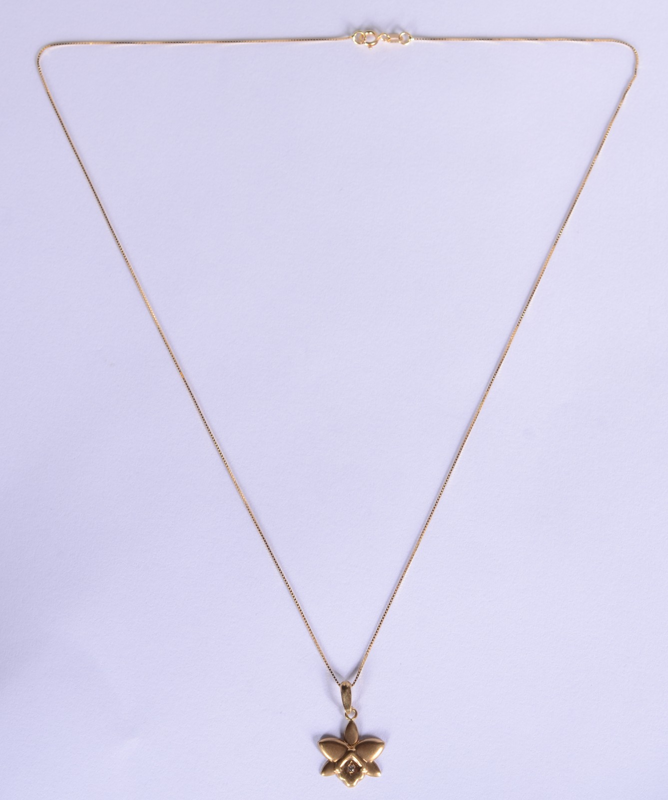 Colar de ouro 18 k., com pendente feitio flor. (Por motivos de... - foto 2 de 9