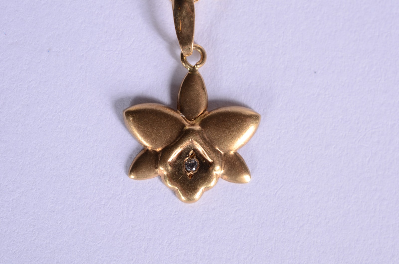 Colar de ouro 18 k., com pendente feitio flor. (Por motivos de... - foto 3 de 9