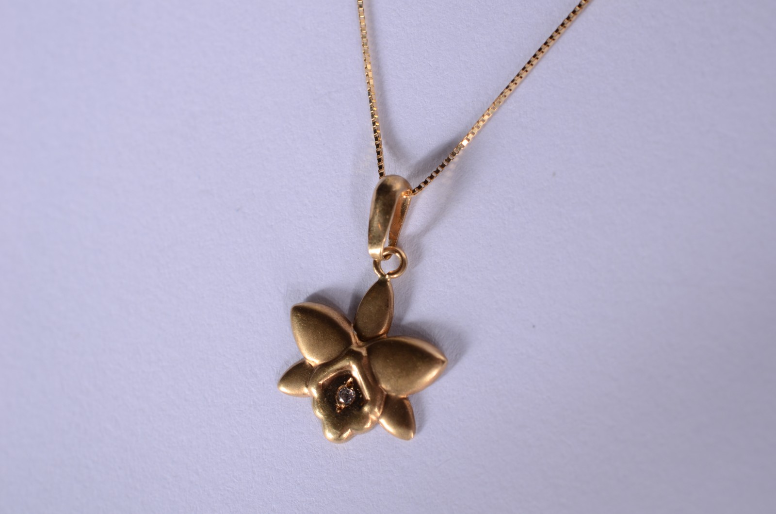 Colar de ouro 18 k., com pendente feitio flor. (Por motivos de... - foto 5 de 9