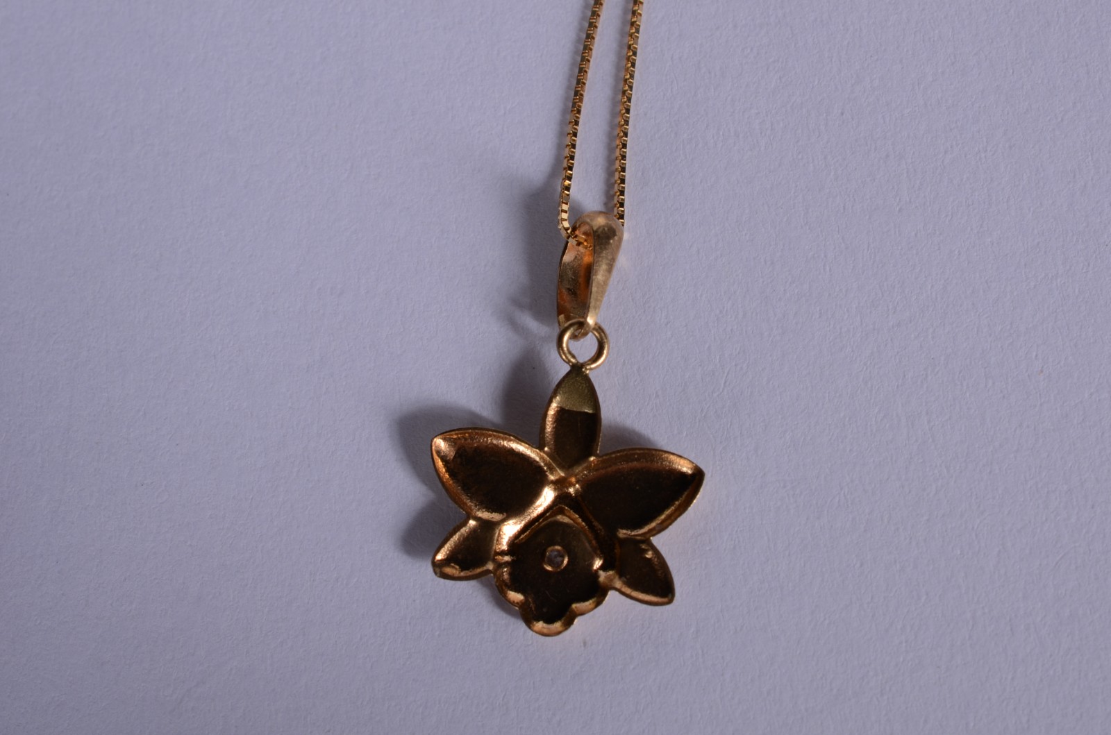 Colar de ouro 18 k., com pendente feitio flor. (Por motivos de... - foto 7 de 9