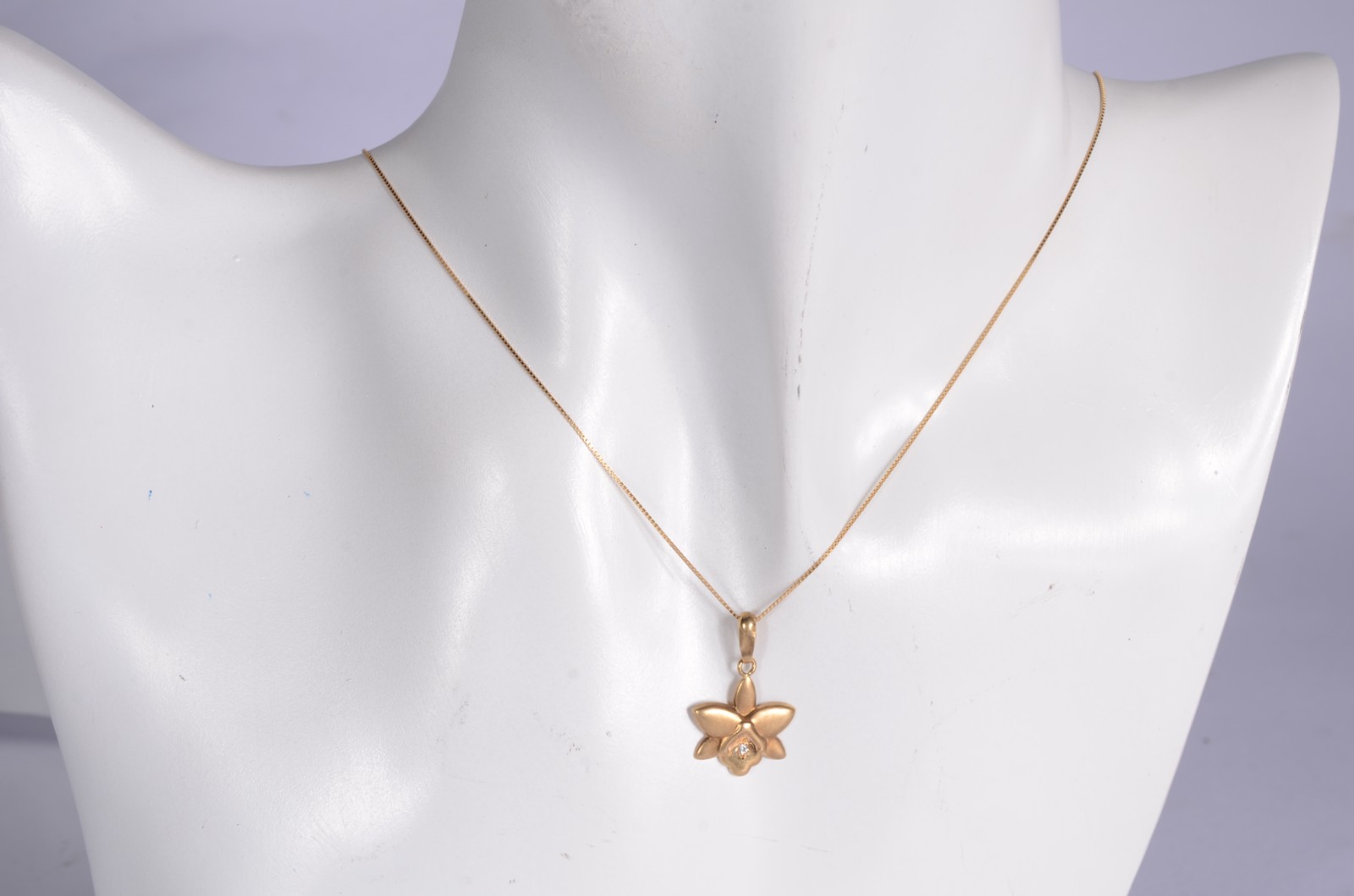 Colar de ouro 18 k., com pendente feitio flor. (Por motivos de... - foto 9 de 9