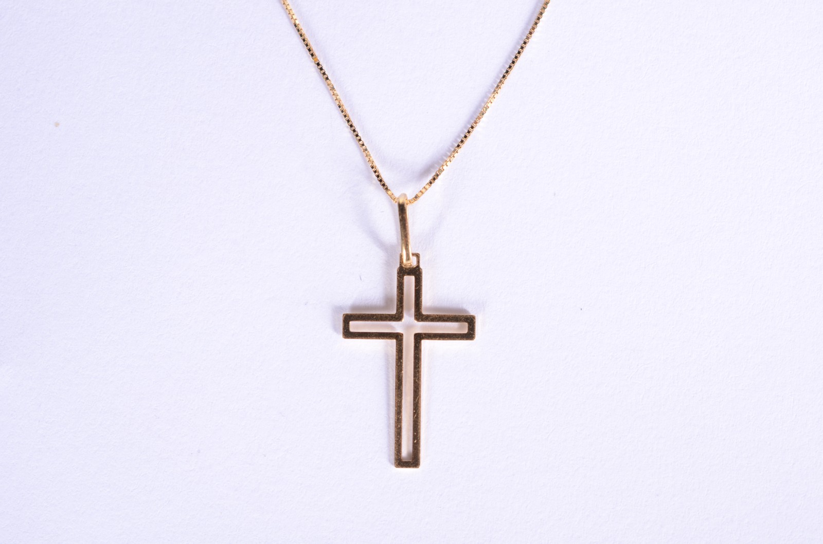 Colar com pendente no feitio de cruz com vazados de ouro 18 k... - foto 1 de 6