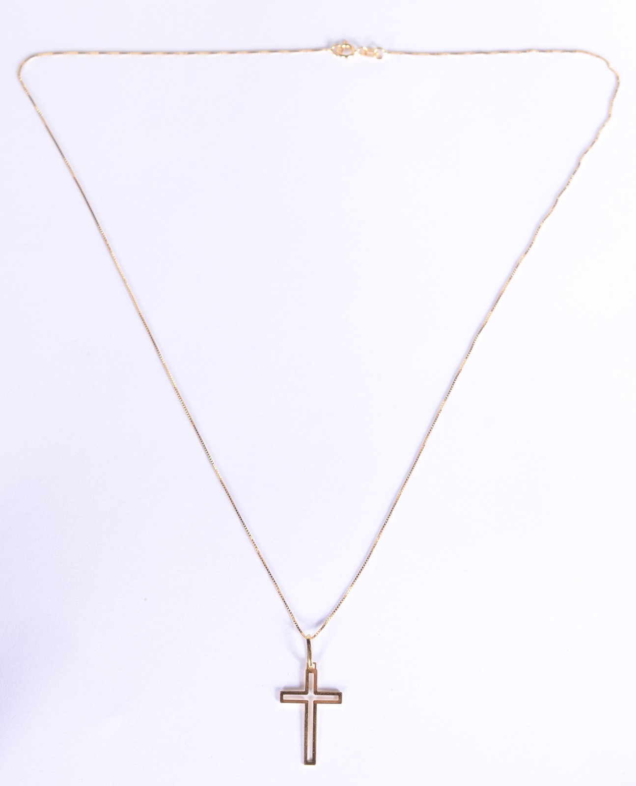 Colar com pendente no feitio de cruz com vazados de ouro 18 k... - foto 2 de 6
