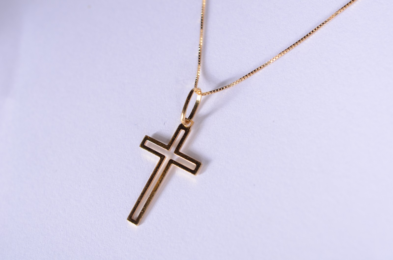 Colar com pendente no feitio de cruz com vazados de ouro 18 k... - foto 3 de 6