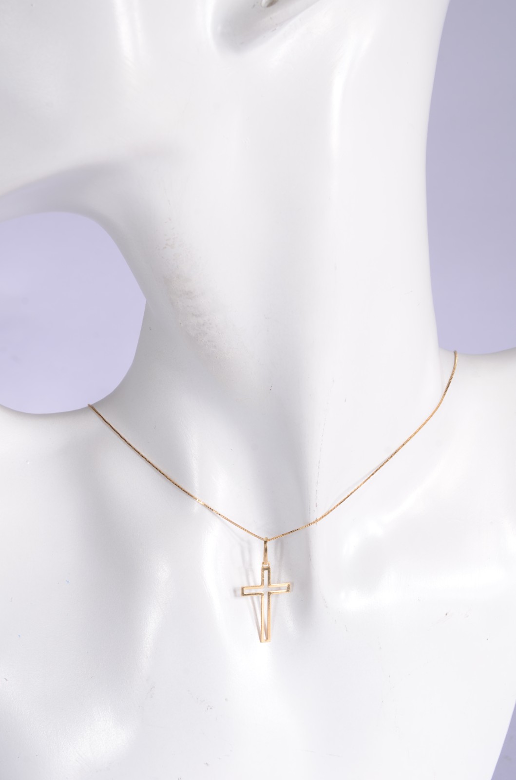 Colar com pendente no feitio de cruz com vazados de ouro 18 k... - foto 6 de 6