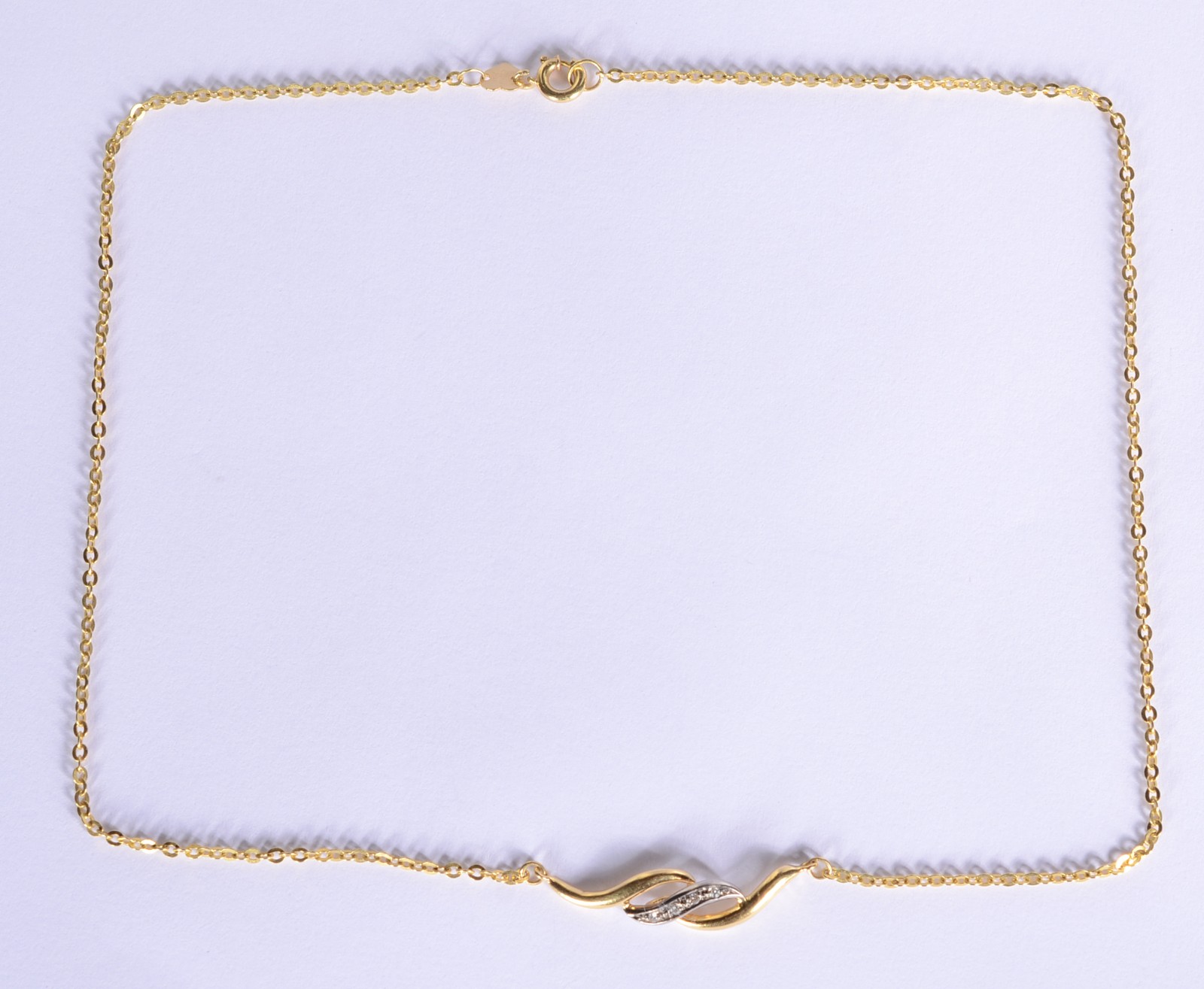 Gargantilha de ouro 18 k., contraste 750 mls com 4 brilhantes. (Por... - foto 2 de 5