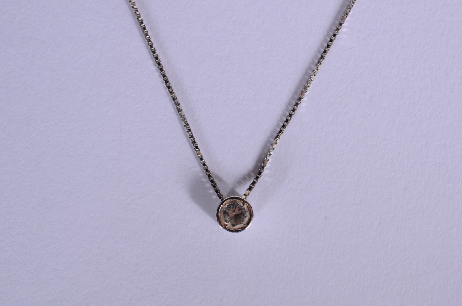 Colar de ouro branco com pendente e ponto de luz safiras branca. (Por... - foto 1 de 6