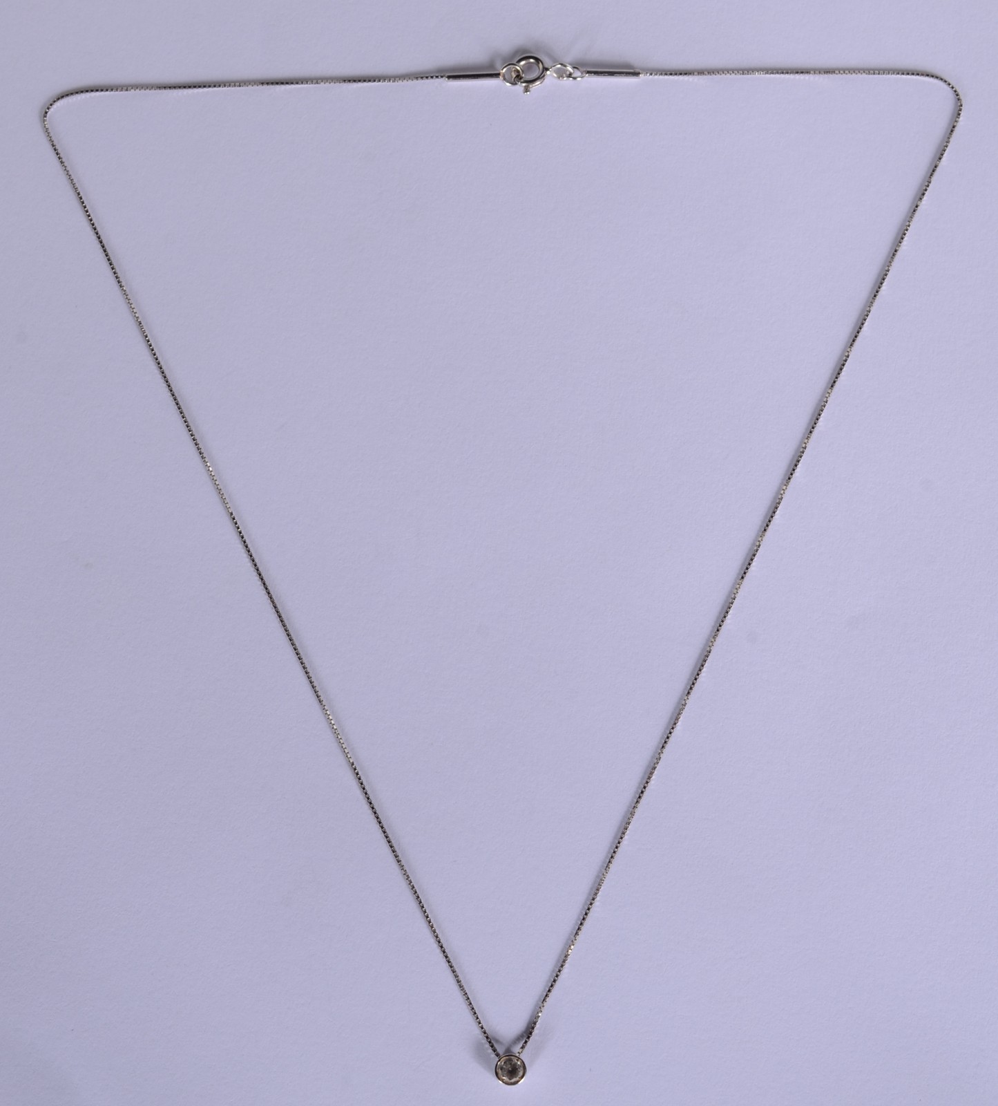 Colar de ouro branco com pendente e ponto de luz safiras branca. (Por... - foto 2 de 6