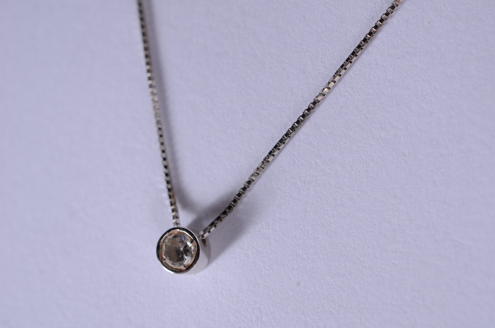 Colar de ouro branco com pendente e ponto de luz safiras branca. (Por... - foto 3 de 6