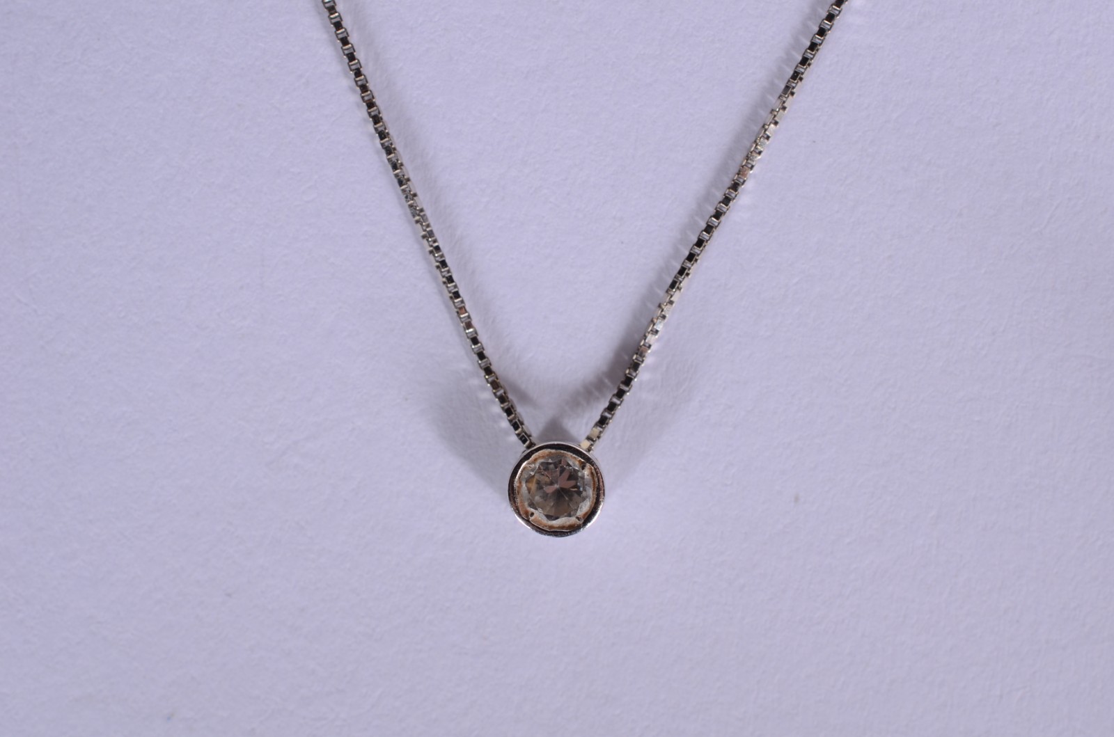 Colar de ouro branco com pendente e ponto de luz safiras branca. (Por... - foto 5 de 6