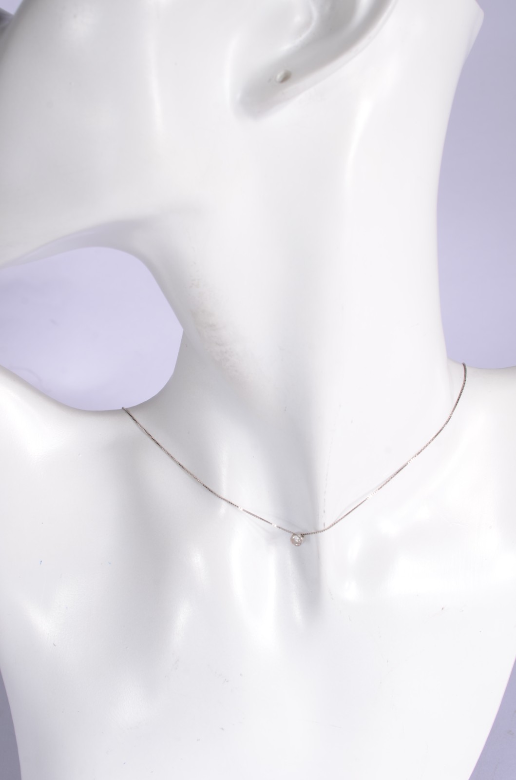 Colar de ouro branco com pendente e ponto de luz safiras branca. (Por... - foto 6 de 6