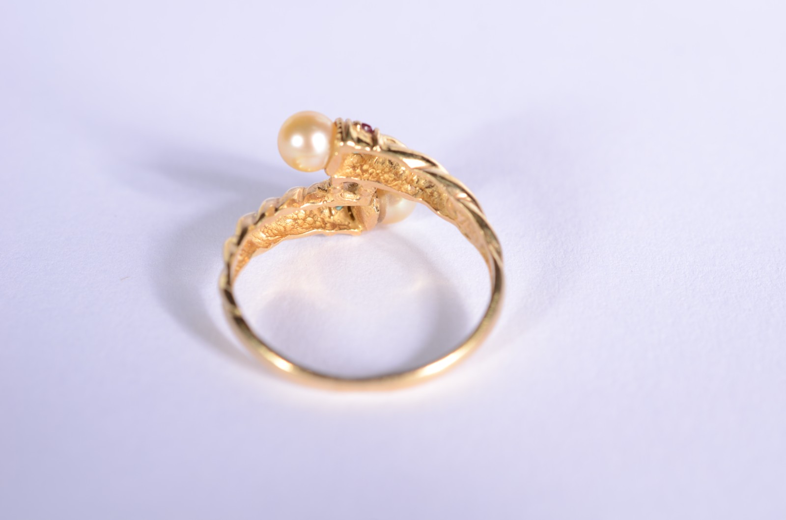 Anel de ouro 18 k., contraste 750 mls com duas perolas e 2... - foto 4 de 7