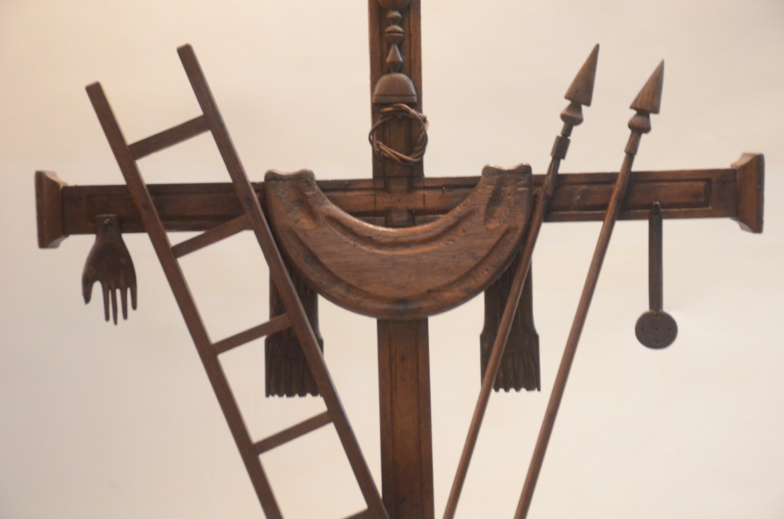 Esmoleira de madeira nobre em formato de grande crucifixo com ex... - foto 2 de 7