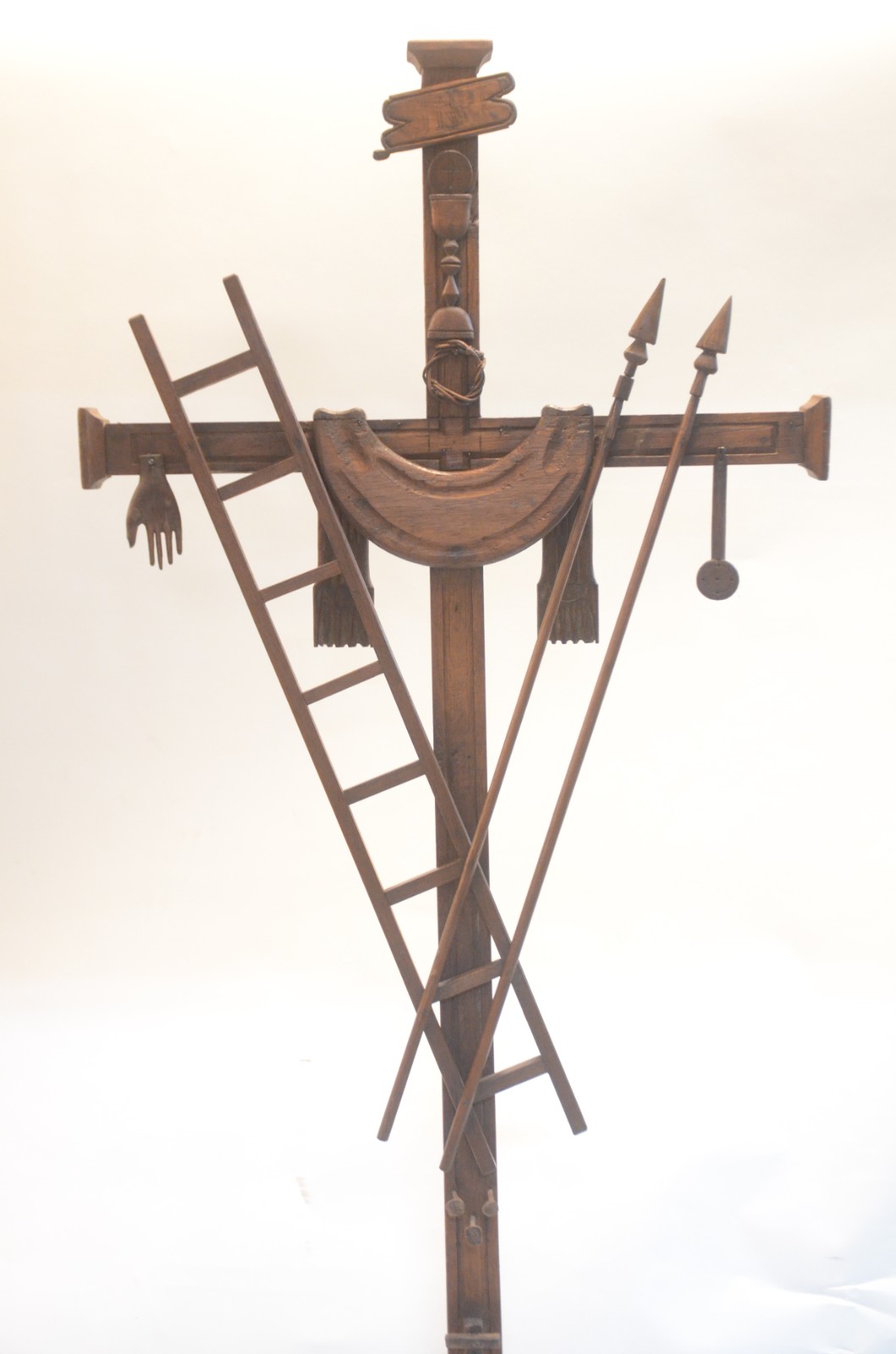 Esmoleira de madeira nobre em formato de grande crucifixo com ex... - foto 5 de 7