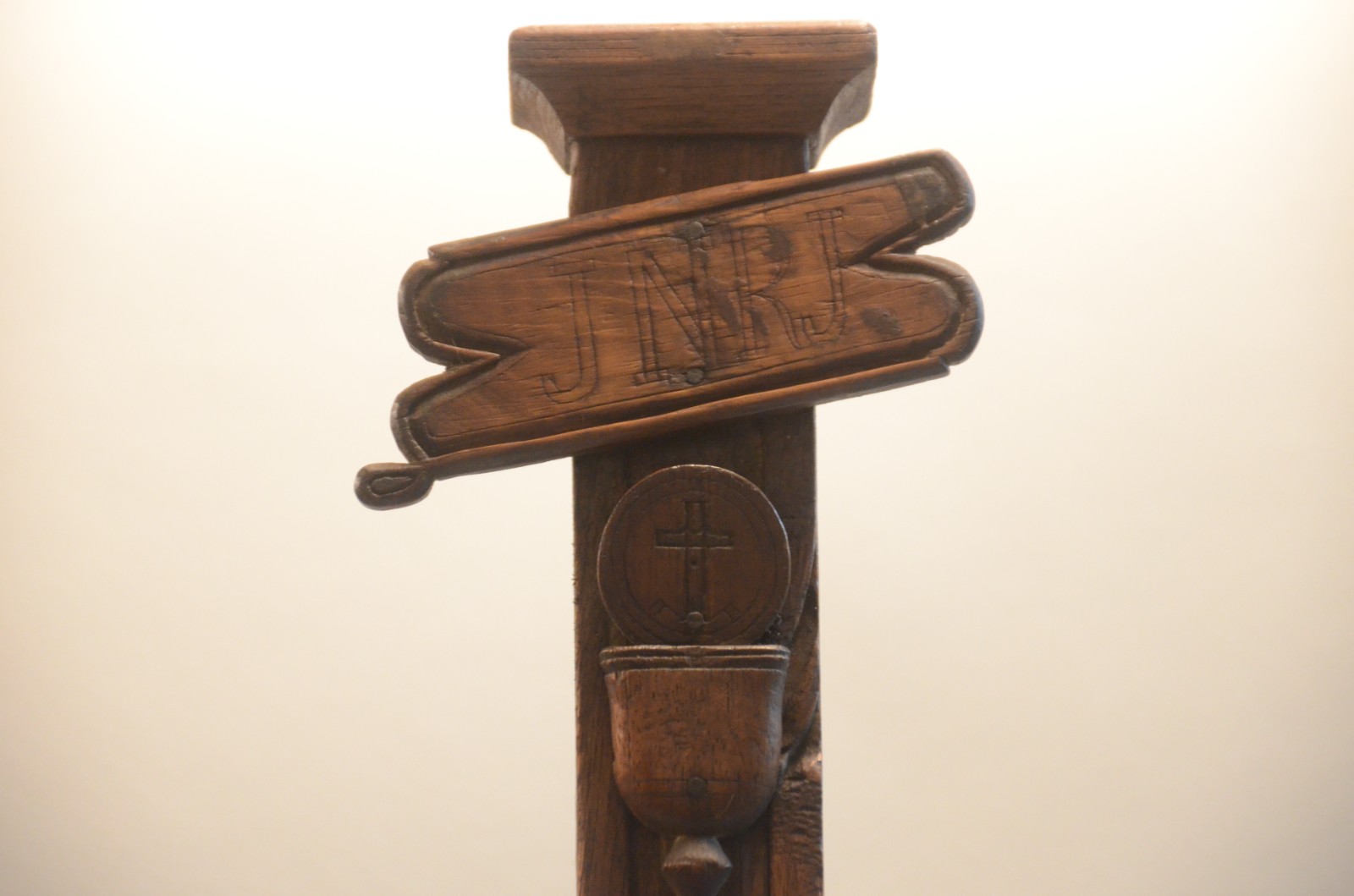 Esmoleira de madeira nobre em formato de grande crucifixo com ex... - foto 6 de 7