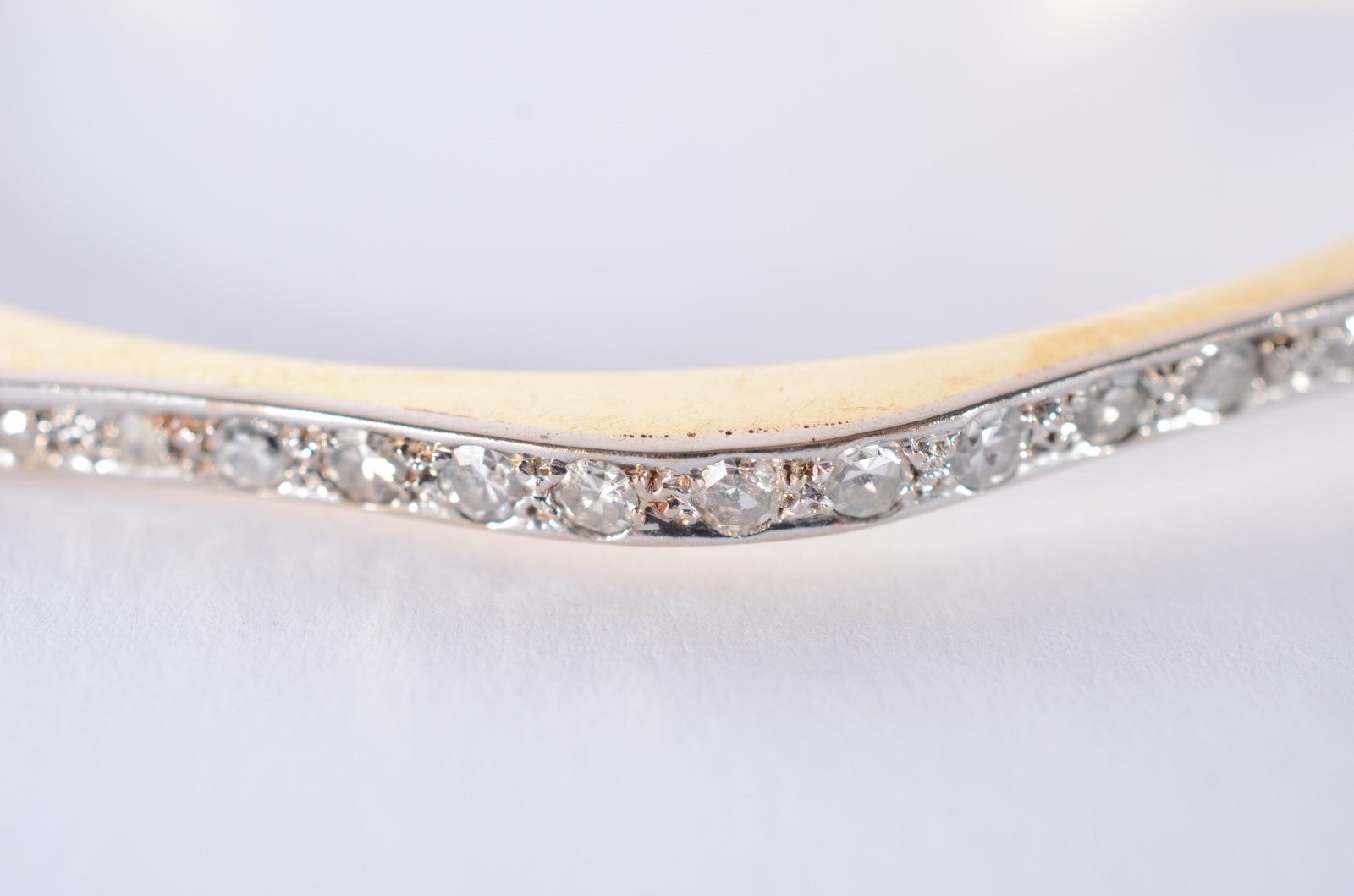 Pulseira em ouro 18 k., com aproximadamente 13 brilhantes. (Por... - foto 2 de 4
